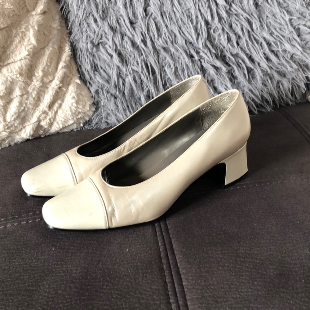 BANDOLINO Cream Color Leather Block Heels Size 7.5